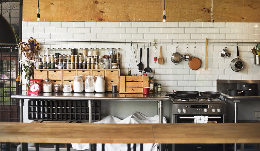 Cozinha sem armários: saiba como investir nas prateleiras